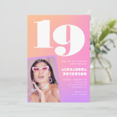 彼女へのピンクの19歳の誕生日招待状 レトロ写真 招待状 (スタンド正面)