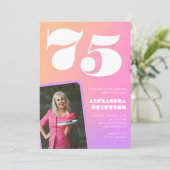 彼女へのピンクの75歳の誕生日招待状 レトロ写真 招待状 (スタンド正面)