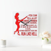 彼女もしは自分か地獄のように結婚して銃を持っ走ている スクエア壁時計 (ホーム)