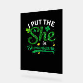 彼女をシェナニガンスのシャツに入れたSt patricks アクリルサイン (傾斜)