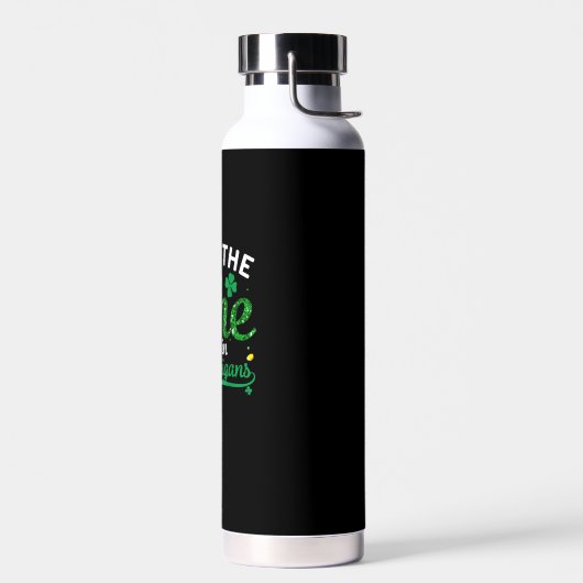 彼女をシェナニガンスのシャツに入れたSt patricks ウォーターボトル (左面)