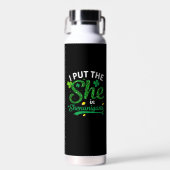 彼女をシェナニガンスのシャツに入れたSt patricks ウォーターボトル (正面)