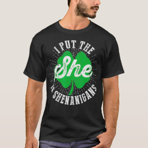 彼女をシェナニガンスのSt patricksに入おもしろいれた Tシャツ