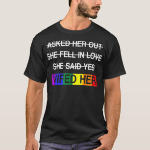 彼女を妻にした LGBTQ ロマンチック レズビアン カップルの結婚式 D Tシャツ