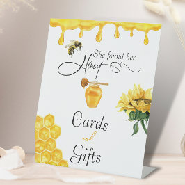 彼女エレガントは彼女のハニービーブライダルシャワーを見つけた 台座サイン