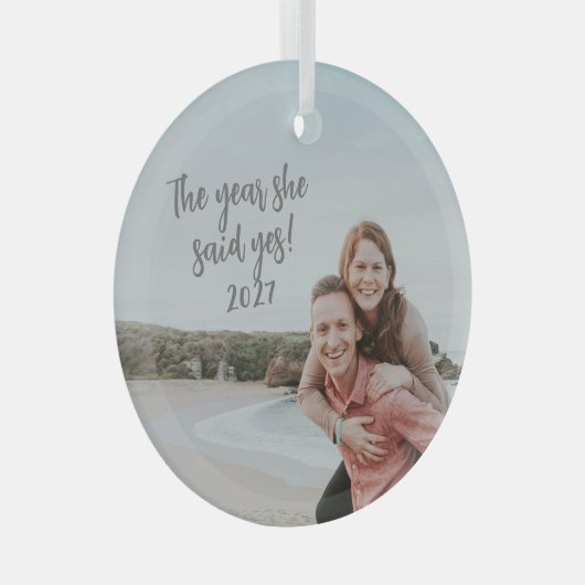 彼女パーソナライズされたはYes写真の婚約したクリスマスを言った ガラスオーナメント (正面右)
