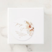 彼女ポップ・アートのがボホパンパスグラスをポップするときにベージュ フェイバータグ (インサイチュ)