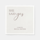 「彼女モダンはYesと言った」ブライダルシャワーのためのナプキン スタンダードカクテルナプキン (正面)