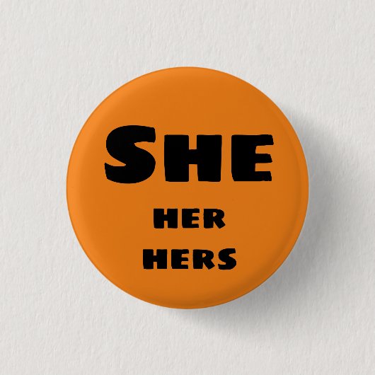 彼女代名詞ボタン She, Her, Hers 缶バッジ (正面)