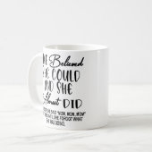 彼女信じはできるし、彼女はほとんどMoをおもしろいした コーヒーマグカップ (正面左)