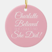 彼女信じはピンクとパーソナライズされた名付けた セラミックオーナメント (正面)
