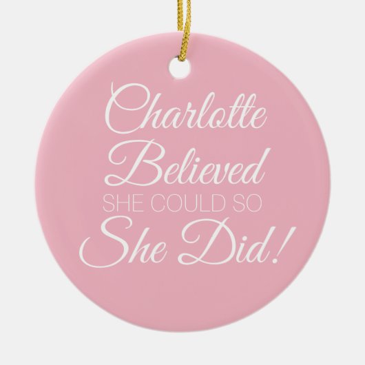 彼女信じはピンクとパーソナライズされた名付けた セラミックオーナメント (正面)