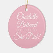 彼女信じはピンクとパーソナライズされた名付けた セラミックオーナメント (左)