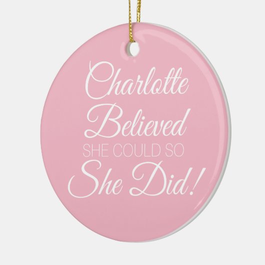 彼女信じはピンクとパーソナライズされた名付けた セラミックオーナメント (左)