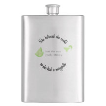 彼女信じはマルガリータを持っていた