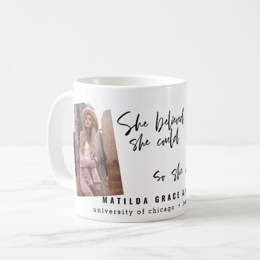 彼女信じは自分の卒業を遂げた コーヒーマグカップ (正面左)