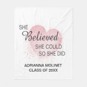 彼女信じは自分の卒業を遂げた フリースブランケット (正面)