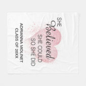 彼女信じは自分の卒業を遂げた フリースブランケット (正面(横))