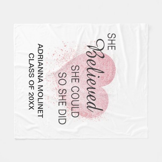 彼女信じは自分の卒業を遂げた フリースブランケット (正面(横))