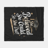 彼女信じは自分の卒業を遂げた フリースブランケット (正面(横))