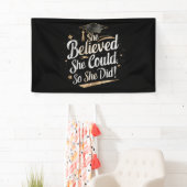 彼女信じは自分の卒業を遂げた 横断幕 (インサイチュ)