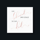 彼女信じは自分の引用文を行うこインスパイアとができた キャンバスプリント<br><div class="desc">私たちのタイポグラフィ引用文を伸ばしキャンバスの壁のアートは引用文を備え信じている"彼女は彼女はそうすることができた。 そして信じ、豊かな黒いフェイクsans serifレタリングの深いの引用文の残りの部分と美しくコントラストするバラ金ゴールド箔で豊かな美しい書道のスクリプトのレタリングで豊かなモダンで飾られた。自分のための完璧な贈り物、またはあなたがサポートし、励ますことを望むあらゆる女性。AnastasiaデザインCo. for Zazzle.</div>