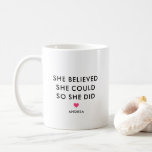 彼女信じは自分の意思を示しパーソナライズされたた コーヒーマグカップ<br><div class="desc">完璧モダンな贈り物になる声明マグ。このマやる気を起こさせるグは熱いモダンピンクの背景のタイポグラフィを特徴とする。名前または短い文字を追加してパーソナライズ彼女信じは出来る、彼女は出来た。その他の色も利用可能。</div>