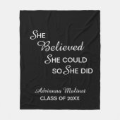 彼女信じは黒い卒業を果たすことができた フリースブランケット (正面)