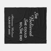 彼女信じは黒い卒業を果たすことができた フリースブランケット (正面(横))