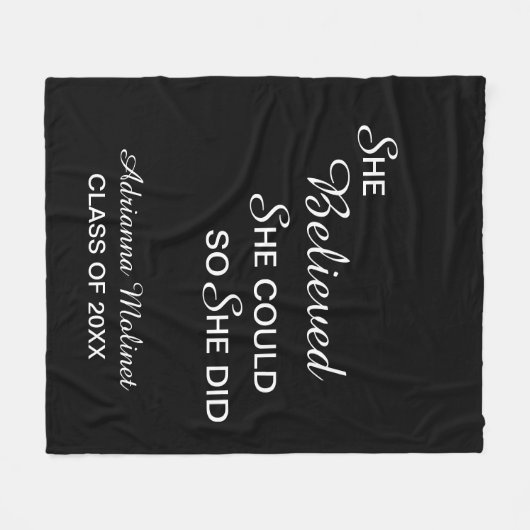 彼女信じは黒い卒業を果たすことができた フリースブランケット (正面(横))