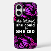 彼女信じは黒マゼンタフラワーのフローラを得た Case-Mate iPhoneケース (裏面)