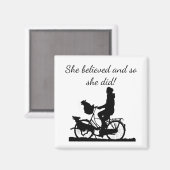 "彼女信じ"女の子のサイクリングおもしろい勇気付けられる マグネット (正面/裏面)