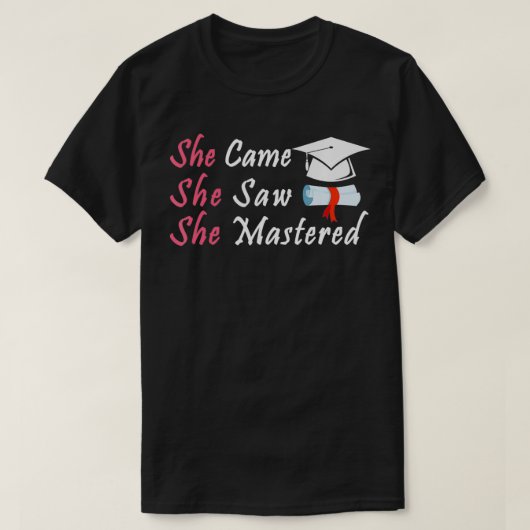 彼女来は卒業をマスターしたおもしろいのを見た Tシャツ (デザイン正面)