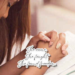 彼女来は、ノートPCのステッカーと戦った シール