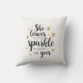 彼女葉は少し輝く赤いラブクッションを取り付ける クッション (裏面)