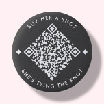 彼女買の一発 |バチェロレッテQRコードボタン 缶バッジ<br><div class="desc">グレーミニマル買は「彼女のショットは、彼女は結び目を結んでいる」ボタン。カスタマイズ可能なQRコードを搭載花嫁をVenmo、Cashapp、またはPayPalのURLに追加するだけで、「このテンプレートをパーソナライズ」に提供される領域に、新しいQRコードがデザイン上に生成される。</div>