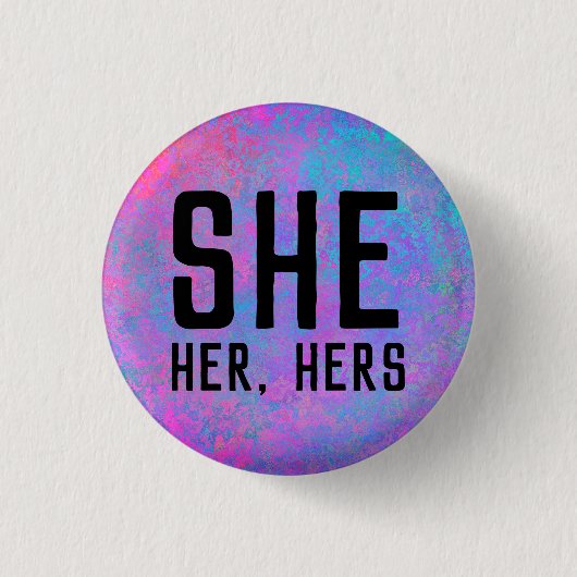 彼女、彼女、彼女の代名詞 缶バッジ (正面)