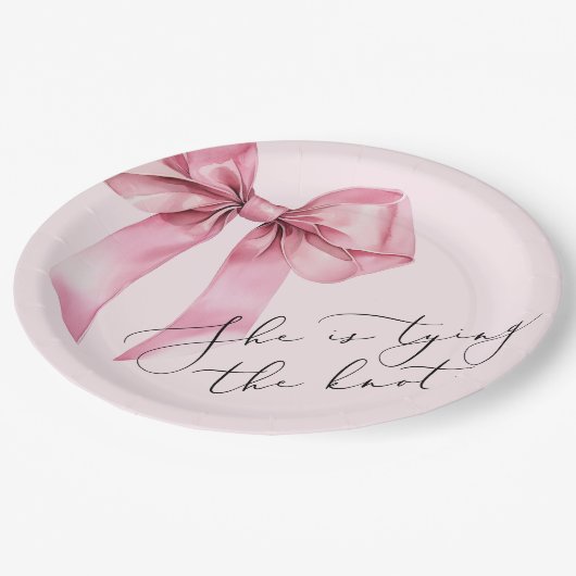 彼女、結婚するのよ ピンクボウ ブライダルシャワー ペーパープレート (アングル)