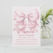 彼女、結婚式の準備中!ピンクの弓のブライダルシャワー 招待状 (スタンド正面)