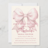 彼女、結婚式の準備中！ピンクの弓のブライダルシャワー 招待状 (正面)