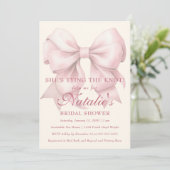 彼女、結婚式の準備中！ピンクの弓のブライダルシャワー 招待状 (スタンド正面)