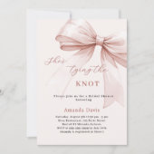 彼女、結婚式の準備中！ ボウのピンクの ブライダルシャワー 招待状 (正面)