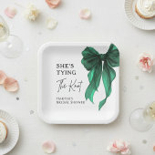 彼女、緑の弓のウェディングシャワーで結婚式の準備をしている ペーパープレート