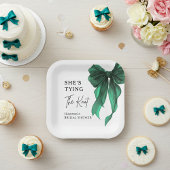 彼女、緑の弓のウェディングシャワーで結婚式の準備をしている ペーパープレート