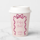 彼女、輝くピンクの弓で結ばれた結婚前のシャワーパーティーを開いている 紙コップ (裏面)