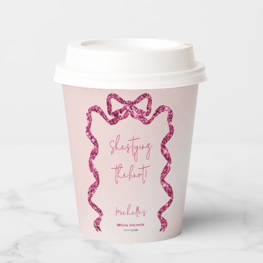 彼女、輝くピンクの弓で結ばれた結婚前のシャワーパーティーを開いている 紙コップ (正面)