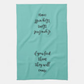 彼食べ物を与えらは台所で来ある キッチンタオル (縦)