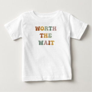 待った甲斐があったTシャツ l いつも遅れてごめんねベビー ベビーTシャツ