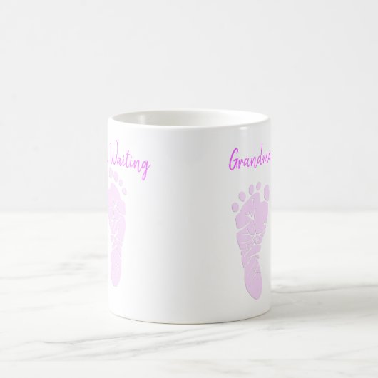 待っているピンクの祖母ベビー足発表 コーヒーマグカップ (中央)