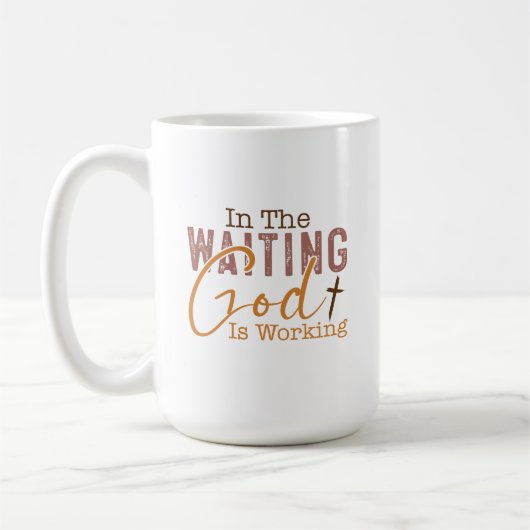 待っている中で神はクリスチャン引用文を働いている コーヒーマグカップ (左)